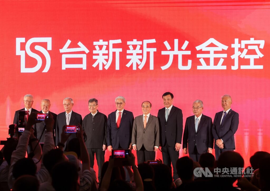 台新金與新光金正式合併為「台新新光金控」，24日在台北舉辦慶祝酒會，董事長吳東亮（中）、副董事長魏寶生（右）、總經理林維俊（左）邀請前副總統蕭萬長（左4）、前立法院長王金平（右4）、台灣日本關係協會會長蘇嘉全（右3）、前央行總裁彭淮南（左3）、工總名譽理事長許勝雄（右2）、三三會理事長林伯豐（左2）等出席。中央社記者裴禛攝  114年7月24日 圖：中央社提供