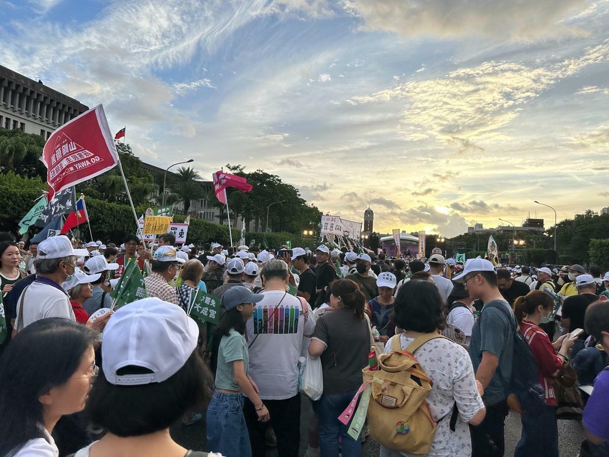 反共護台聯盟在凱達格蘭大道舉辦「迎向成功 凱道晚會」，現場人數破十萬人。 圖：朱蒲青拍攝