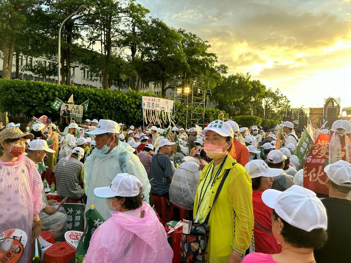 反共護台聯盟在凱達格蘭大道舉辦「迎向成功 凱道晚會」，現場人數破十萬人。 圖：朱蒲青拍攝
