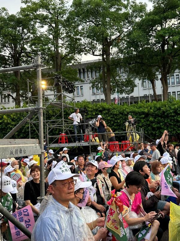 反共護台聯盟在凱達格蘭大道舉辦「迎向成功 凱道晚會」，現場人數破十萬人。 圖：朱蒲青拍攝