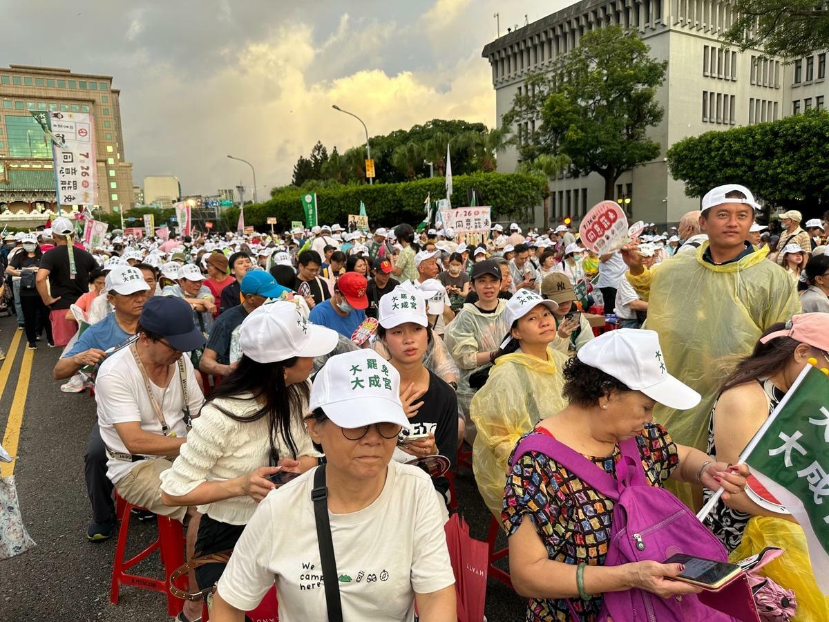 反共護台聯盟在凱達格蘭大道舉辦「迎向成功 凱道晚會」，現場人數破十萬人。 圖：朱蒲青拍攝