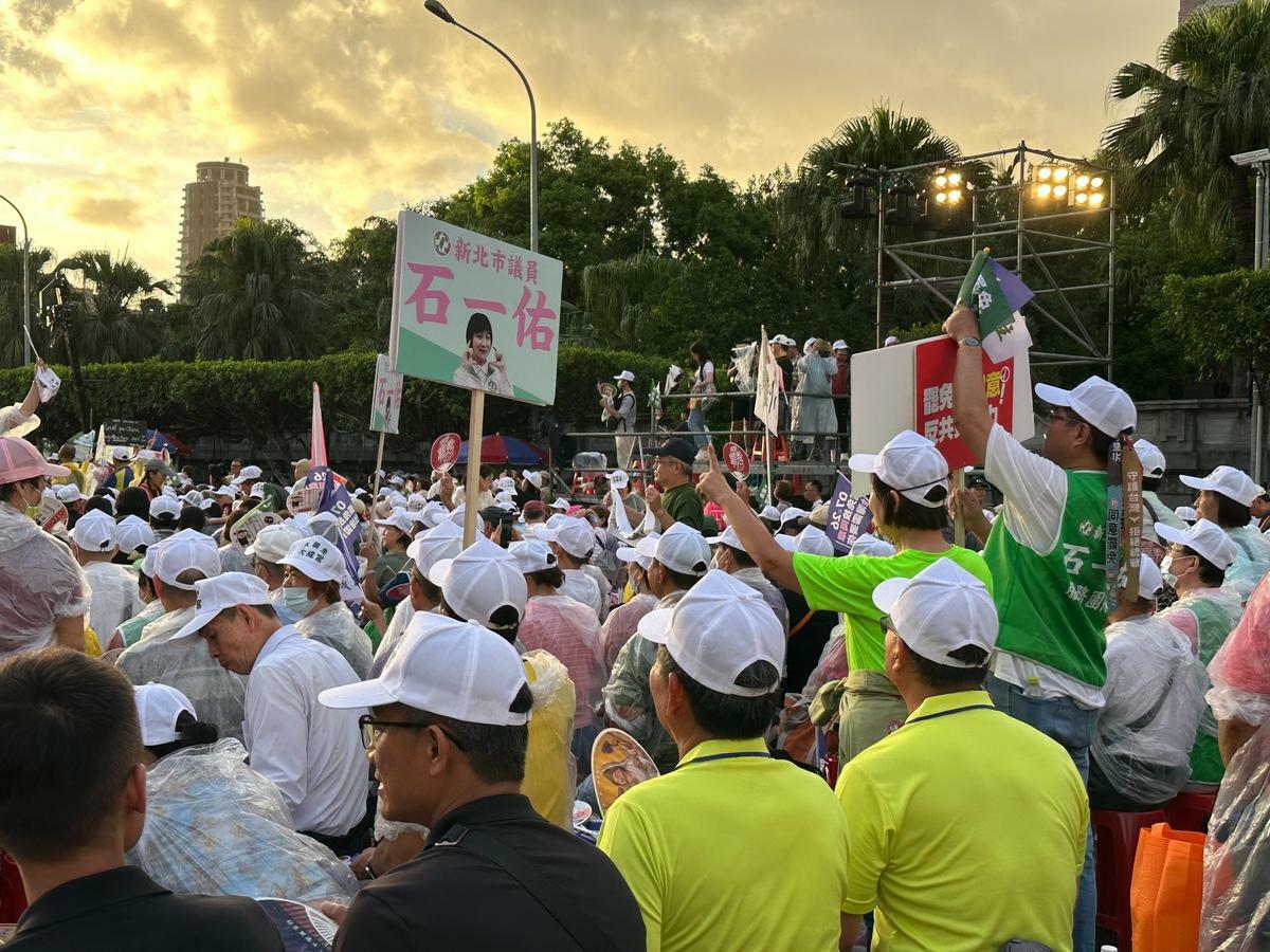 反共護台聯盟在凱達格蘭大道舉辦「迎向成功 凱道晚會」，現場人數破十萬人。 圖：朱蒲青拍攝