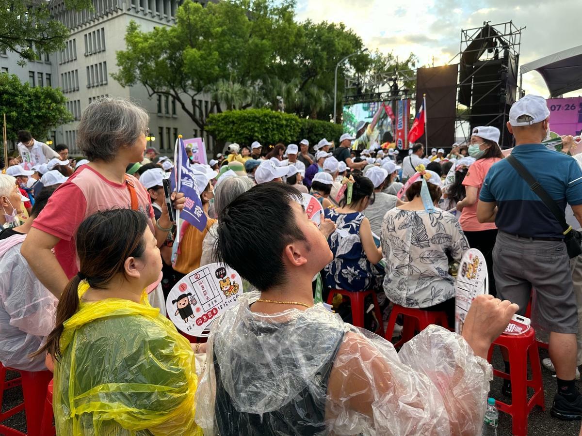 反共護台聯盟在凱達格蘭大道舉辦「迎向成功 凱道晚會」，現場人數破十萬人。 圖：朱蒲青拍攝