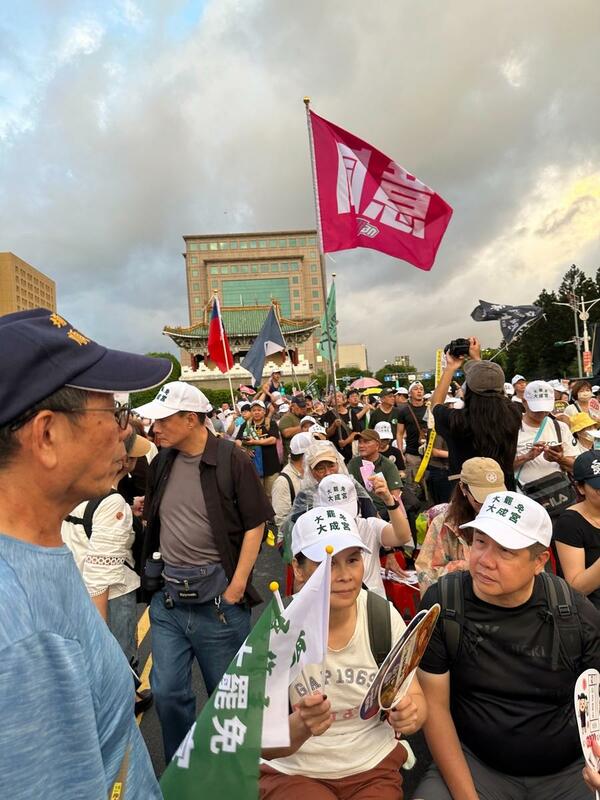 反共護台聯盟在凱達格蘭大道舉辦「迎向成功 凱道晚會」，現場人數破十萬人。 圖：朱蒲青拍攝