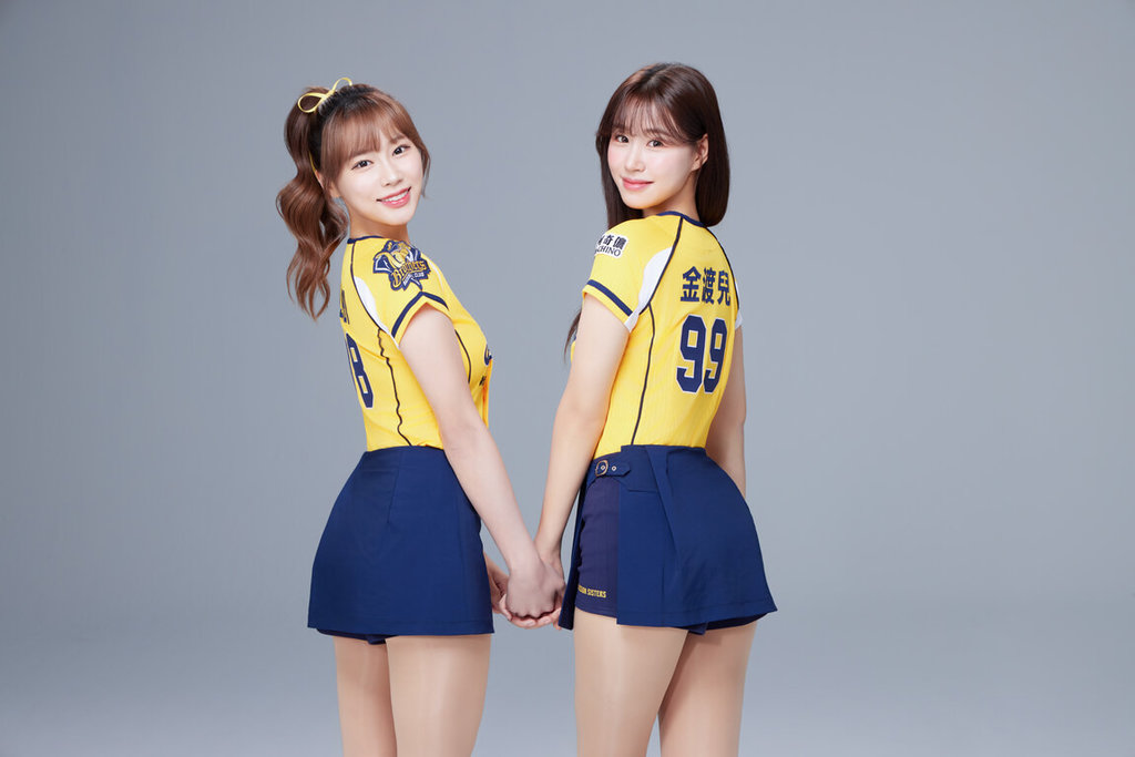 中職中信兄弟啦啦隊女孩Passion Sisters於24日公布新加入的韓籍成員金渡兒（右）、JJUBI（左），2人皆有跳過韓職球隊的經歷。（Passion Sisters提供）中央社記者楊啟芳傳真　114年7月24日