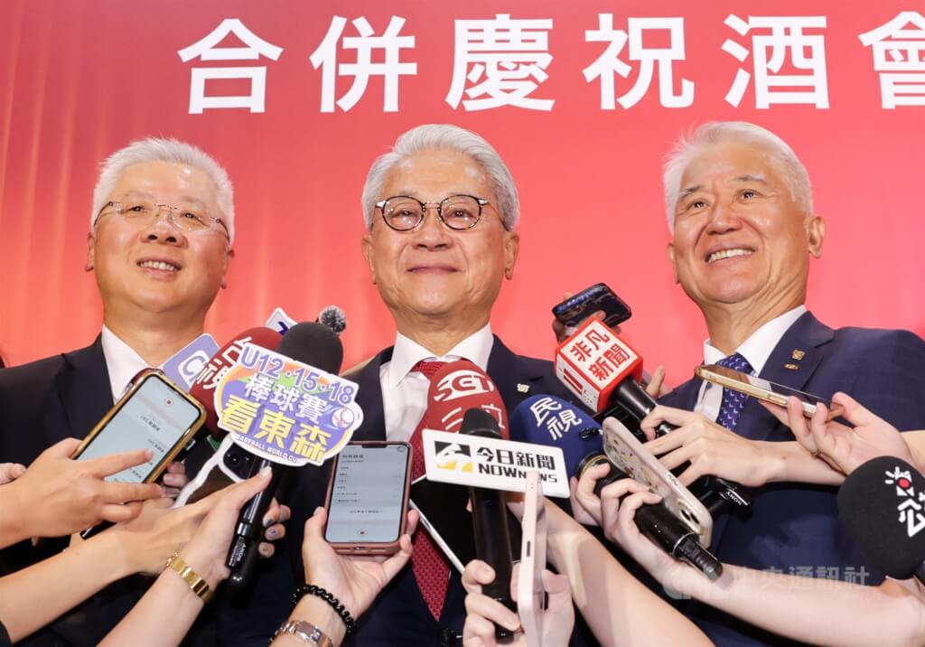 台新金與新光金正式合併為「台新新光金控」，總資產規模達新台幣8.3兆元，躋身為台灣第4大金控，24日下午舉行慶祝酒會，董事長吳東亮（中）、副董事長魏寶生（右）、總經理林維俊（左）出席啟動儀式並接受媒體聯訪。中央社記者裴禛攝  114年7月24日 圖：中央社提供