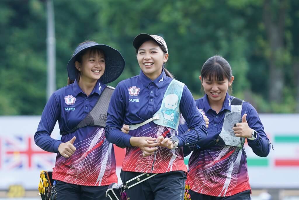 德國萊茵魯爾世大運射箭賽事24日進行女子反曲弓團體賽，台灣女團靠著李采璇（左起）、郭紫穎、風佑築在4強賽擊敗中國，成功挺進金牌戰。（大專體總提供）中央社記者黎建忠傳真  114年7月24日