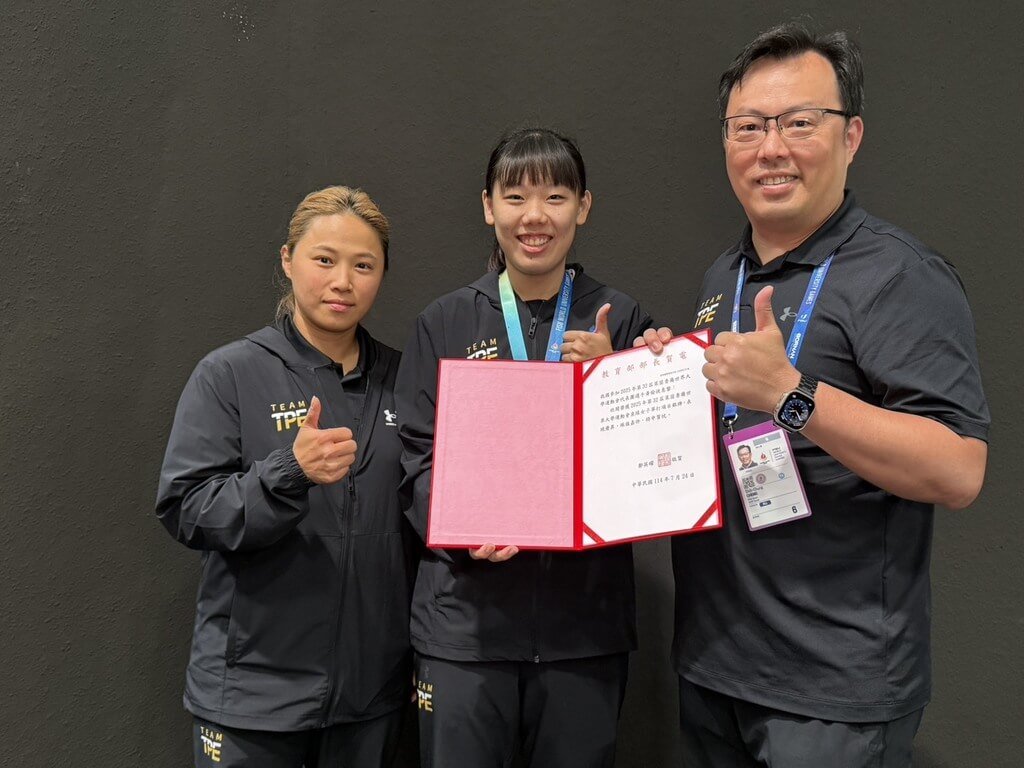 德國世大運女子桌球金牌戰，台灣好手黃愉偼（中）24日不敵中國好手趙尚鍍銀，賽後體育署長鄭世忠（右）第一時間親頒賀電。（體育署提供）中央社記者黎建忠傳真  114年7月24日