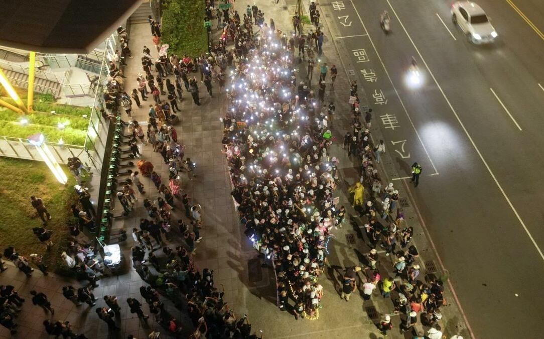 「點亮台灣之夜」高雄登場 百工百業宣示用選票守護民主