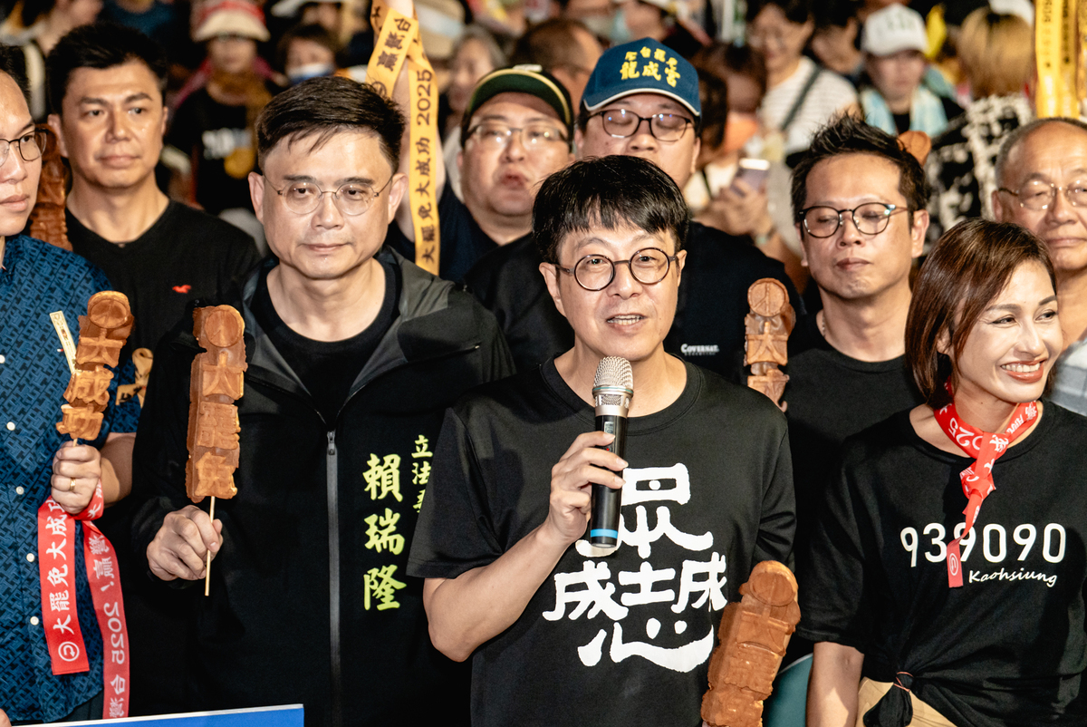 尹立(中)與「南罷天」共同發起《點亮台灣之夜》活動。 圖：Wecare高雄/提供