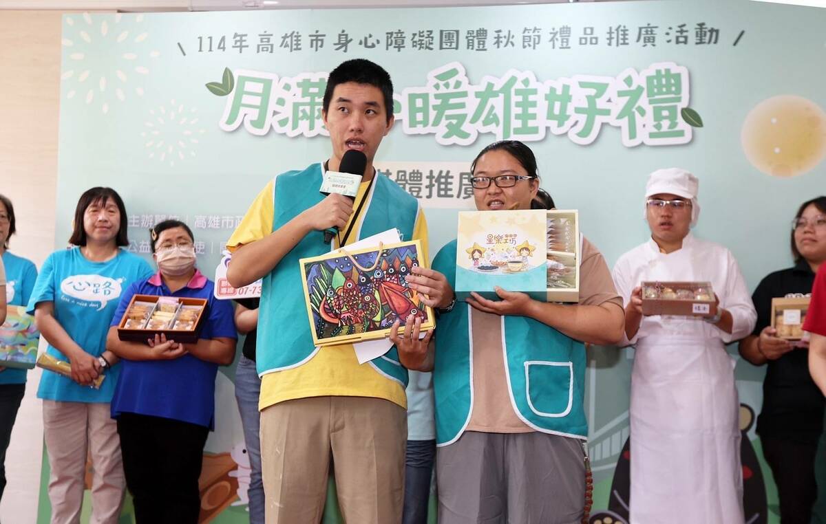身障學員自信介紹，秋節禮品製作過程。 圖：高雄市社會局/提供