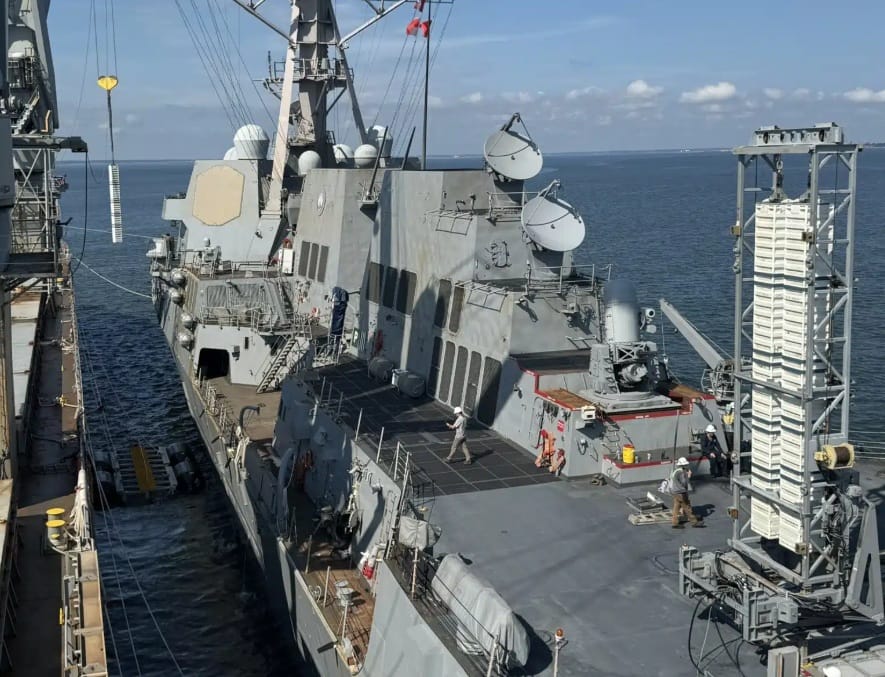美國海軍進行垂直發射系統（VLS）海上再裝填技術測試。圖為新型框架式再裝填器，能同時運送兩枚導彈容器，提升效率。 圖：翻攝U.S. Navy