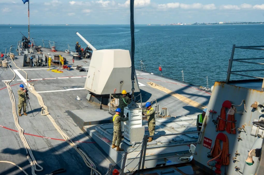 美國海軍進行垂直發射系統（VLS）海上再裝填技術測試。圖為傳統起重機吊掛。 圖：翻攝U.S. Navy