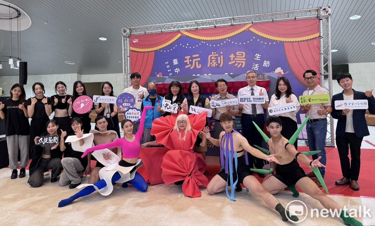 極至體能舞蹈團透過創意編排與故事設計，將中山堂夜晚變身為一場充滿驚奇的文化冒險。 圖：林怡伶/攝