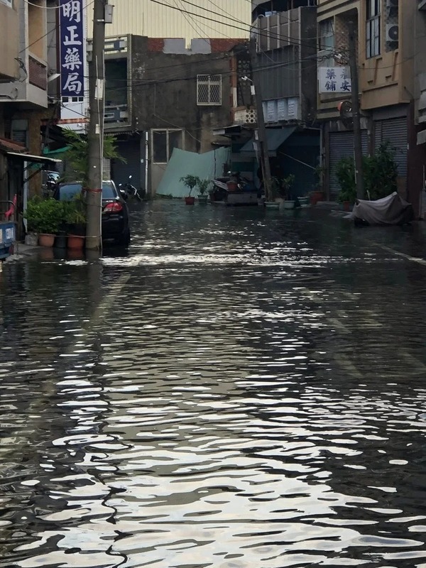 高雄市茄萣區在大晴天出現淹水狀況，受天文大潮海水倒灌影響所致。 圖：翻攝自「茄萣人厝邊頭尾大小事」