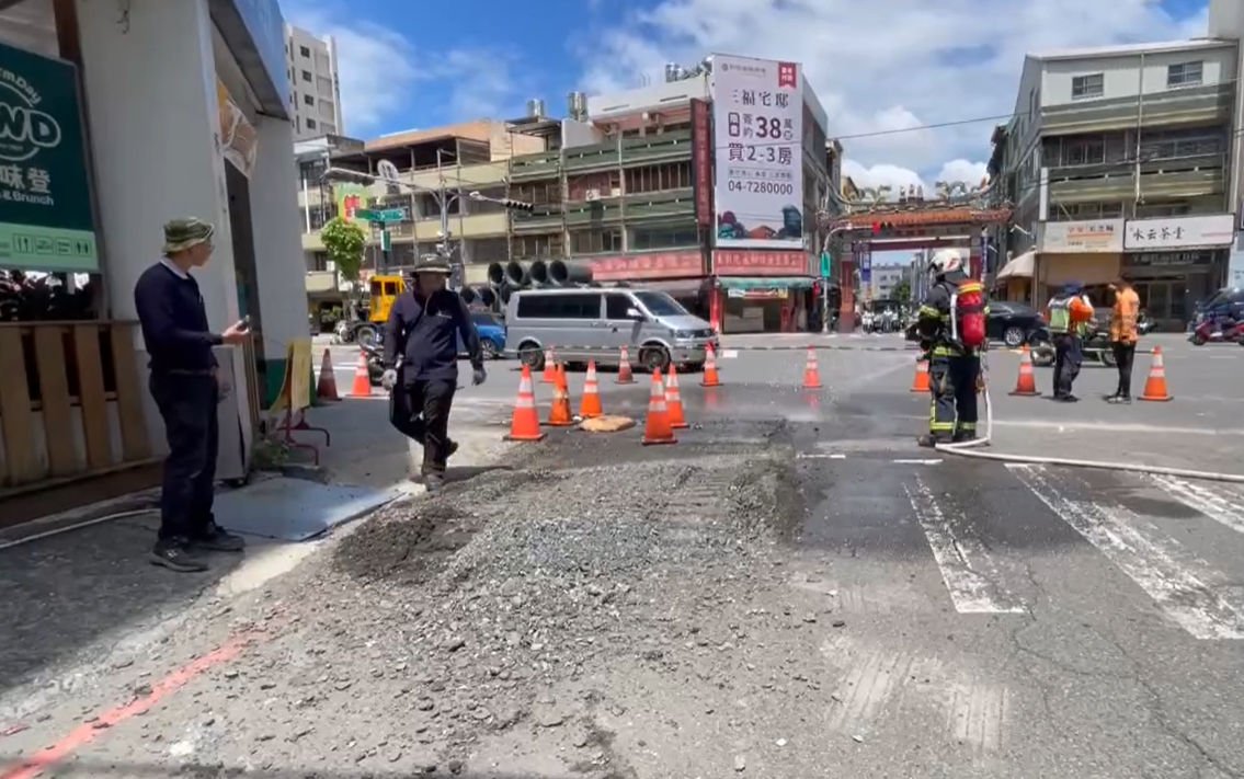彰化市雲長路今天挖破瓦斯管線，造成瓦斯噴洩，消防員灑水警戒。 圖：消防局提供