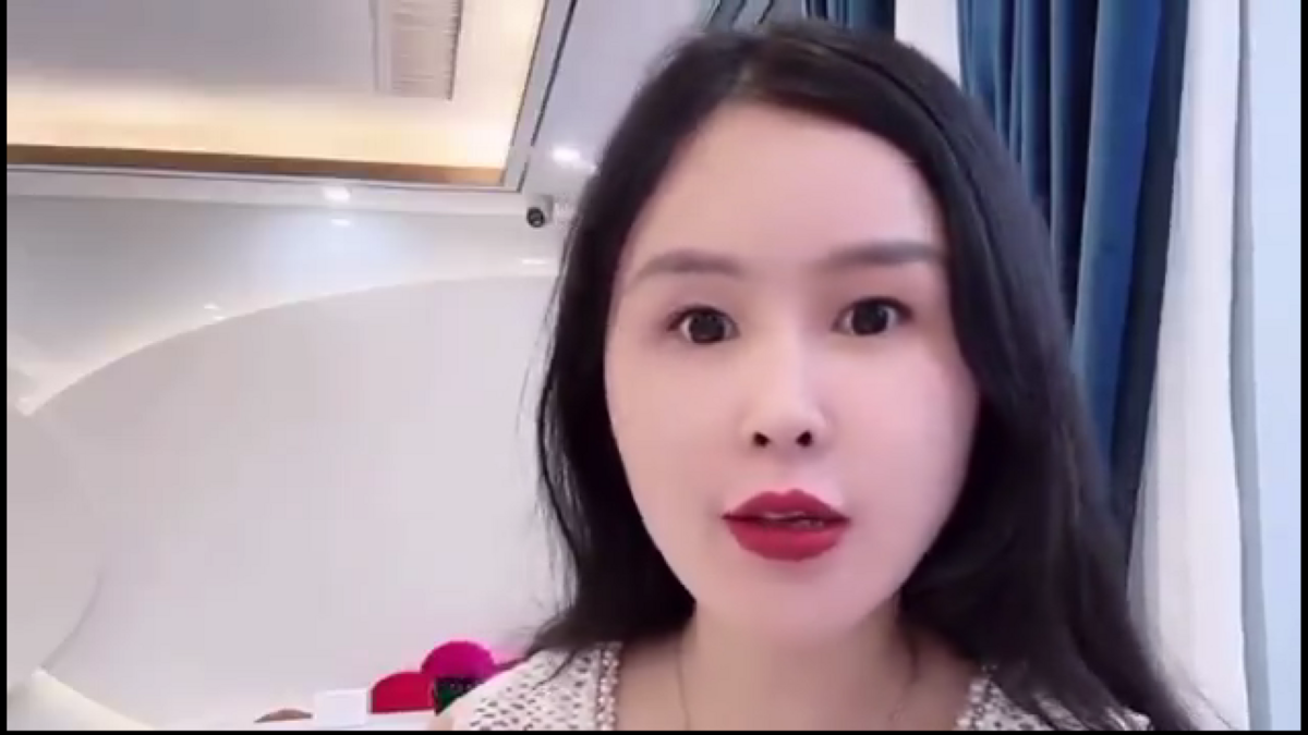 江西知名礦泉水品牌「潤田」近日捲入輿論風暴。創辦人黃安根的妻子魏苗苗日前於社交媒體發文，自曝丈夫曾有四段婚姻，共育有五名子女，自己為其中兩子的母親，並聲稱黃安根掌控兩家準上市企業，引發外界關注。 圖:翻攝自影片