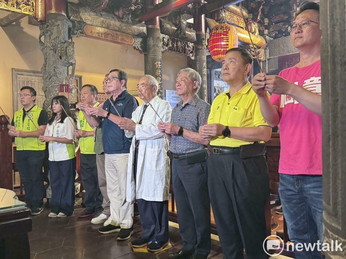 李茂盛（由左至右第六位）與百工百業代表至元保宮祈福，強調此次行動是為守護家園、守護自由民主。 圖：林怡伶/攝