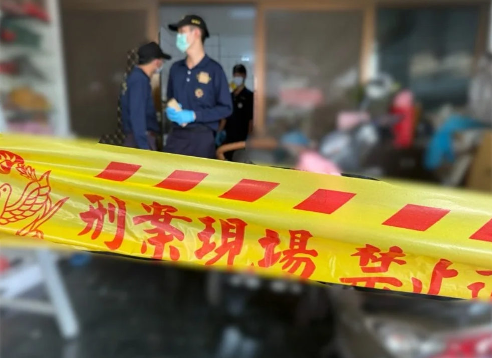 屏東縣屏東市公館一處民宅25日上午10時許發生凶殺案。薛姓男子疑持利器殺害陸姓妻子後自刎，家人返家見狀報警求救，警方已封鎖現場。 圖：屏東縣警察局提供