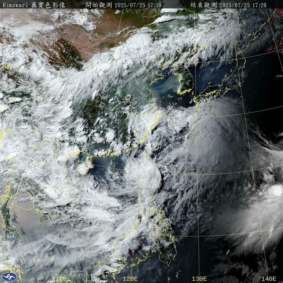氣象署最新衛星雲圖顯示，范斯高颱風減弱為熱帶低壓後，低層環流中心仍相當明顯，和南方的竹節草颱風圍繞在台灣周圍。 圖：翻攝自中央氣象署官網