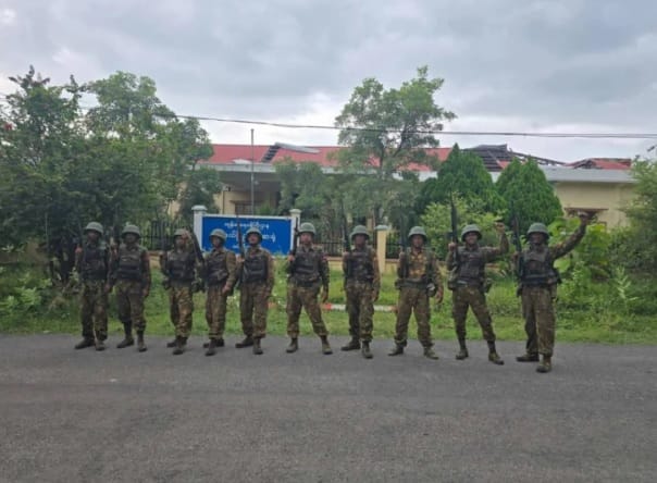 緬甸軍方近期與反政府武裝組織「人民防衛軍」爆發激烈交戰，多艘軍方艦艇遭擊沉，但軍方仍成功取回了曼德勒省北部的重要樞紐城市德貝金鎮的控制權。 圖：翻攝自 騰訊網 緬甸中文君