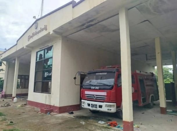 緬甸國家管理委員會指控 PDF 與 TNLA 佔領德貝金鎮期間，將宗教建築、學校、政府設施、醫院以及民宅改造為軍事據點，並將平民住宅作為對抗政府軍的防禦工事。 圖：翻攝自 騰訊網 緬甸中文君
