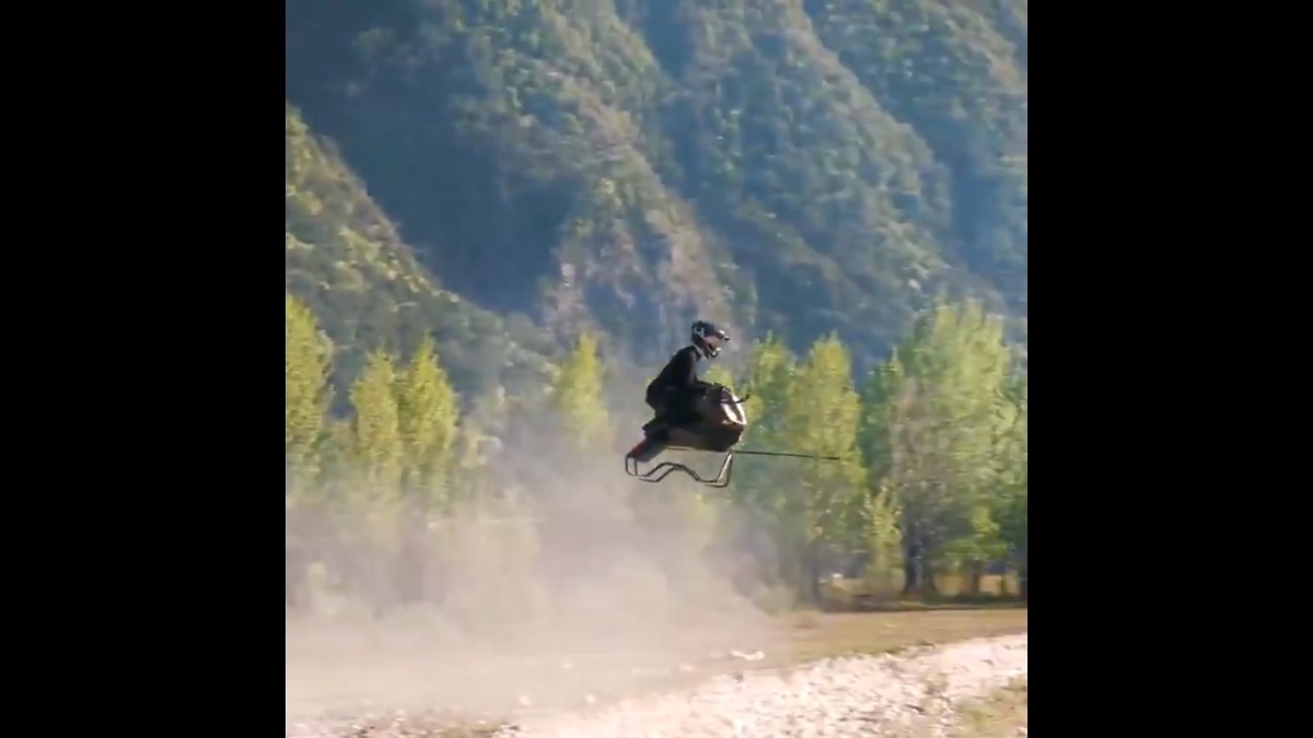 波蘭新創公司 Volonaut 推出的飛天摩托車 Airbike 也引發大量網友關注。 圖：擷取自 @newsNZcn X 分享影片