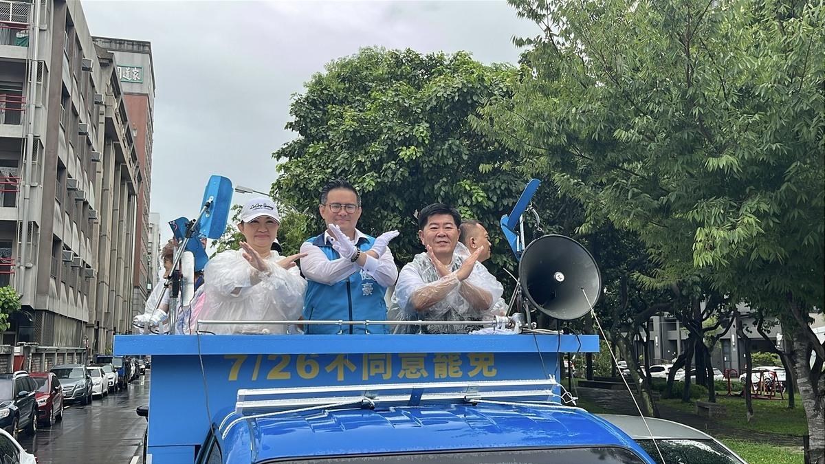 面對罷免挑戰，黃健豪與盧秀燕一同向市民揮手拜票，訴求「守住做事的人」、「投下不同意票」。 圖：黃健豪服務處/提供