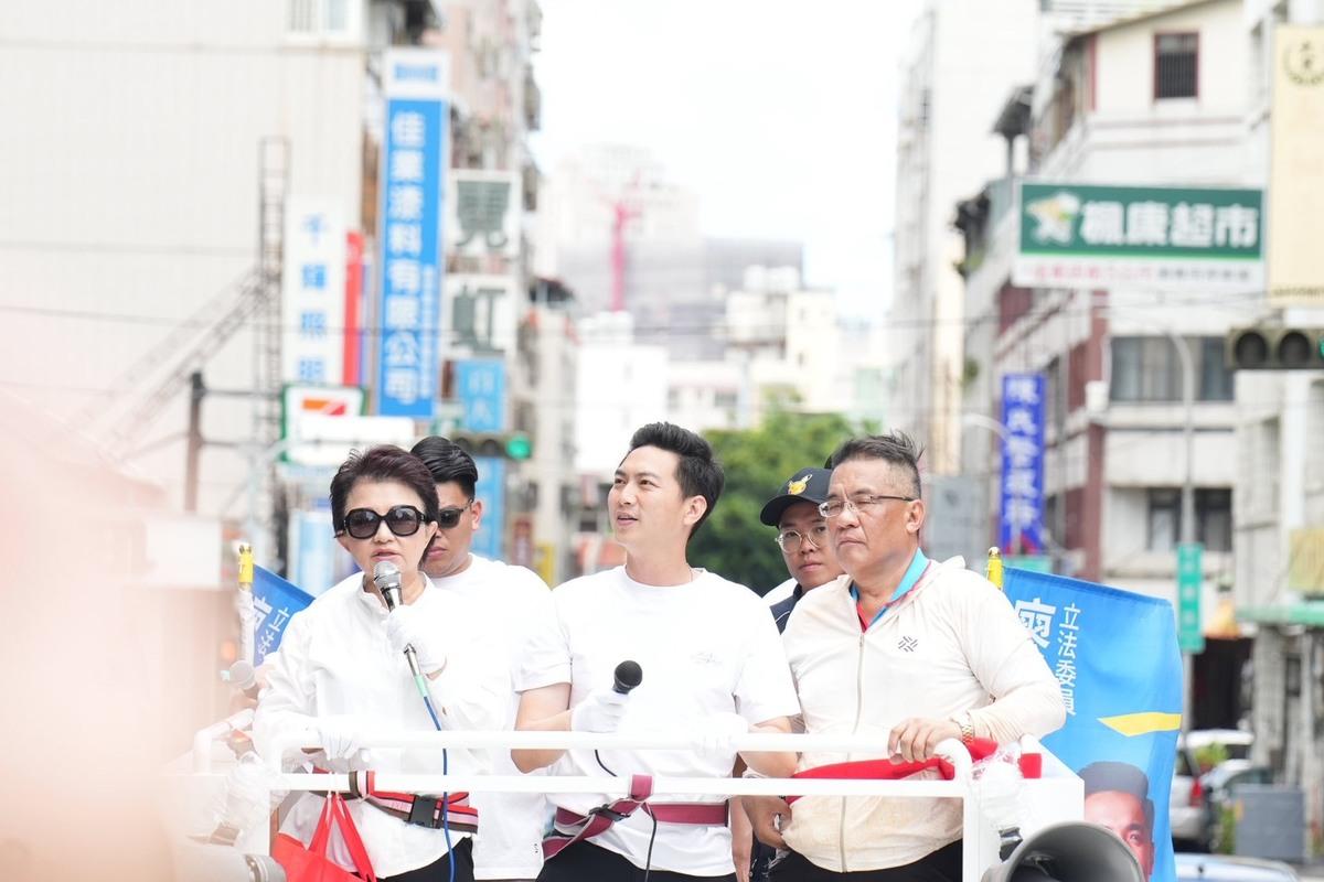 為防止民進黨封殺民生法案，廖偉翔上午堅守國會、午後回中市合體掃街，盧秀燕一路力挺相伴。 廖偉翔服務處/提供
