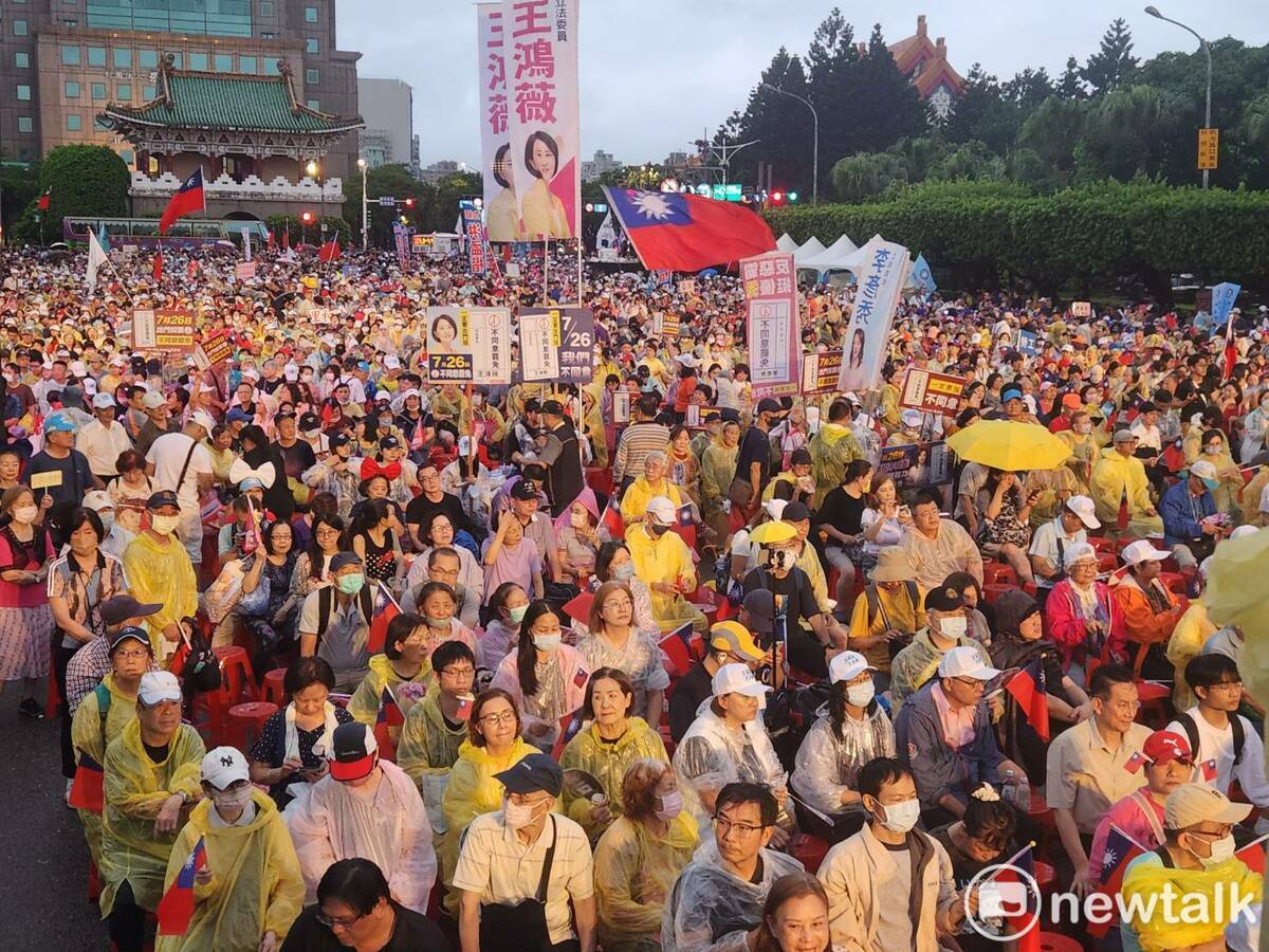 國民黨在凱道的選前之夜，民眾高呼「賴清德下台」。 圖：黃建豪/攝