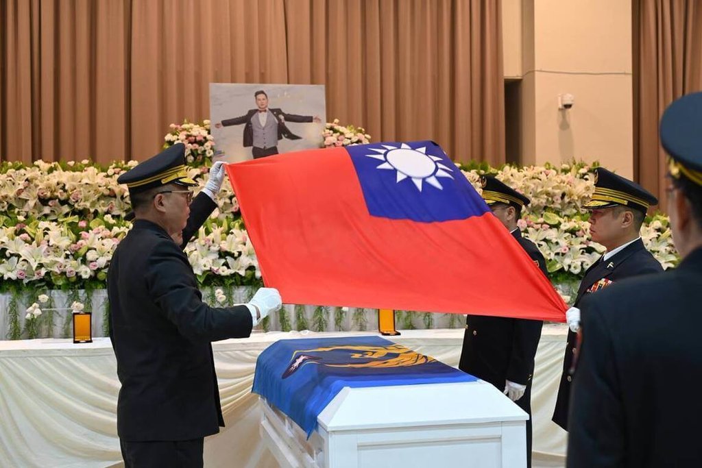 消防員吳恩碩為救溺不幸殉職，入殮禮拜25日低調舉行，現場由新北市消防局簡任技正鍾世銘及多名大隊長進行覆棺儀式，覆蓋消防旗及國旗。（新北市消防局提供）中央社記者趙敏雅傳真  114年7月25日