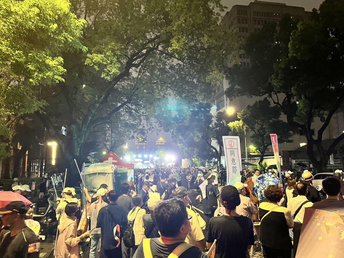 罷團反共護台志工聯盟今日重返立院舉辦晚會，人潮已蔓延至中山南路。 圖：金大鈞/攝
