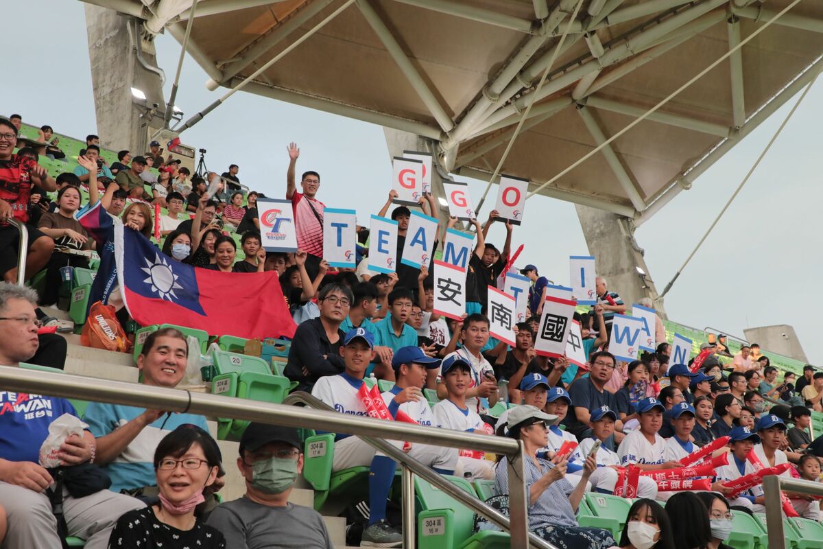 「2025第八屆WBSC世界盃少棒錦標賽」（VIII WBSC U12 Baseball World Championship）在亞太國際棒球訓練中心盛大開幕，現場湧入大批民眾為中華隊加油。 圖：台南市政府提供