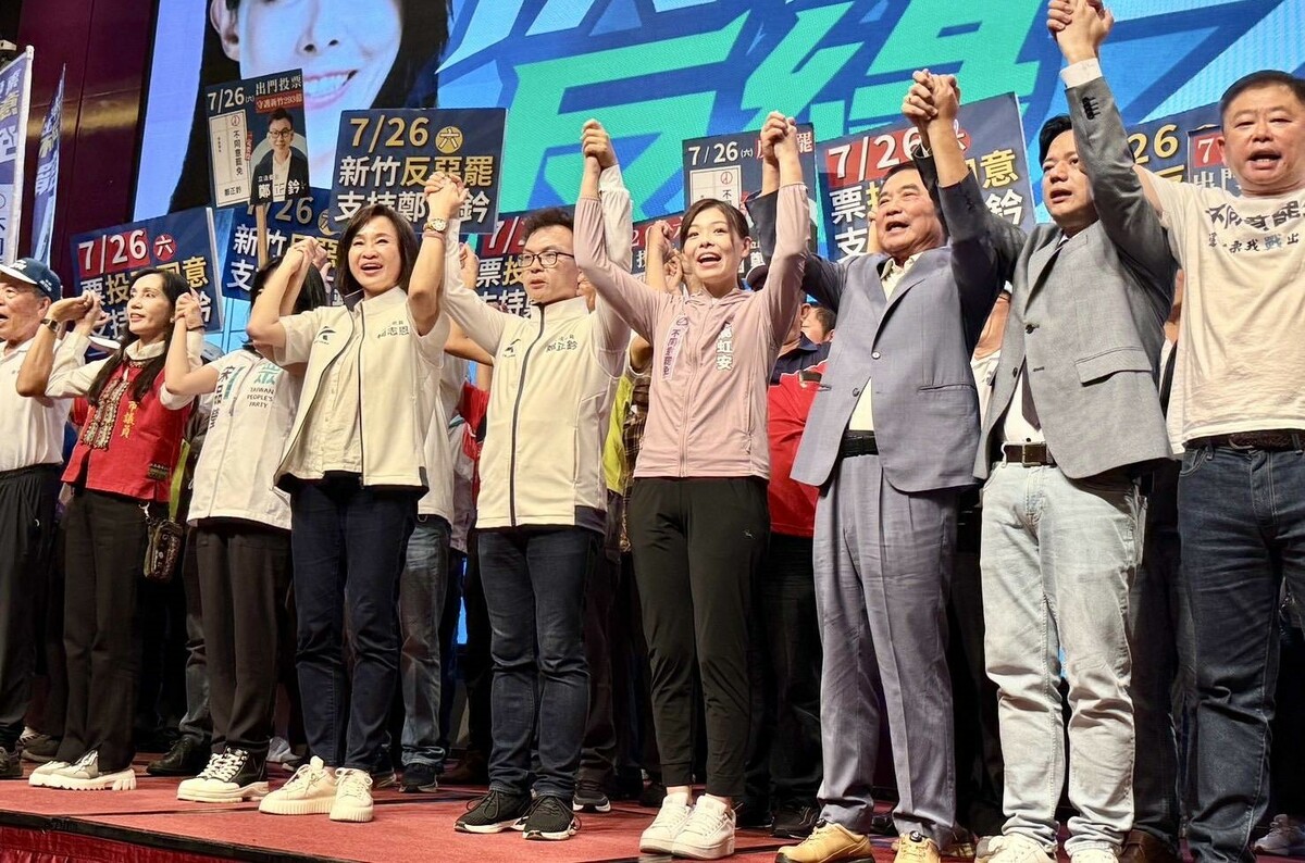 柯志恩(左四)北上新竹力挺遭惡罷的高虹安(右四)及鄭正鈐(中)。 圖：國民黨高雄市黨部/提供