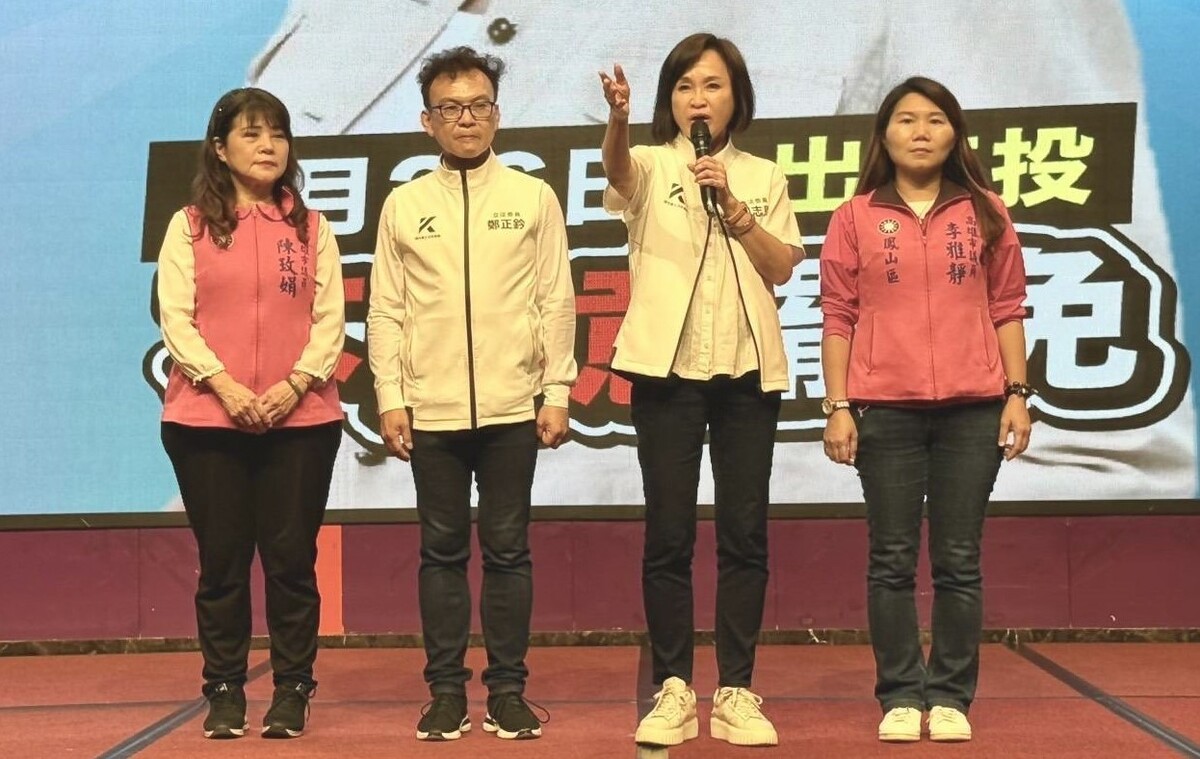 柯志恩(右二)、李雅靜(右一)、陳玫娟(左一)北上新竹力挺遭惡罷的鄭正鈐(左二)。 圖：國民黨高雄市黨部/提供