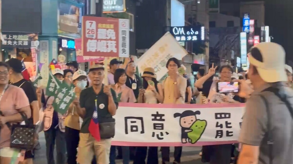 罷免傅崐萁公民大遊行人龍看不到盡頭。 圖：民眾提供