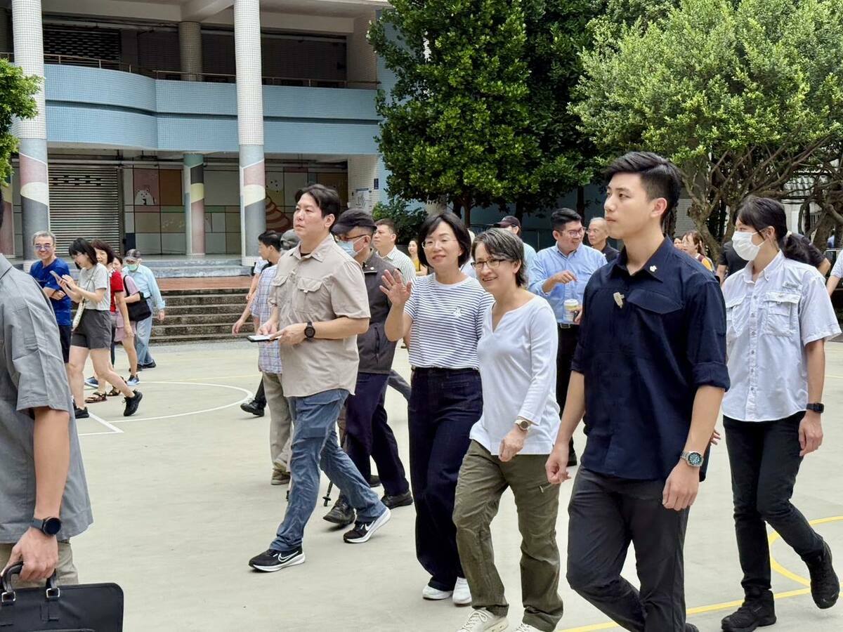 蘇巧慧在臉書上寫道：「一早陪同蕭美琴副總統完成投票！今天天氣不錯，大家把握時間，一起出門投票！」 圖：翻攝自蘇巧慧臉書