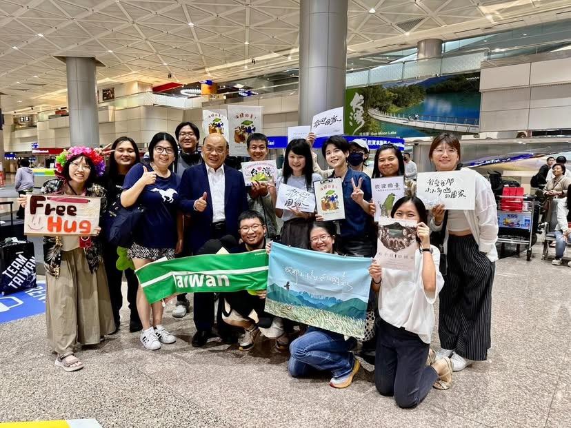 前行政院長蘇貞昌今（26）日前往機場接女兒，意外與「接機超人」碰面。 圖：翻攝自 蘇貞昌 Threads