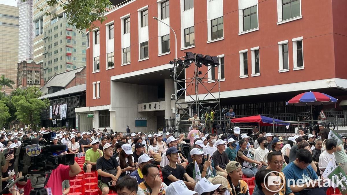 罷團支持者/時事評論家陳桌長發文反諷核三公投與健保亂象，批政府濫用11億公帑，呼籲取消公投、超徵加碼還稅，揭政策荒謬。 圖：高逸帆／攝