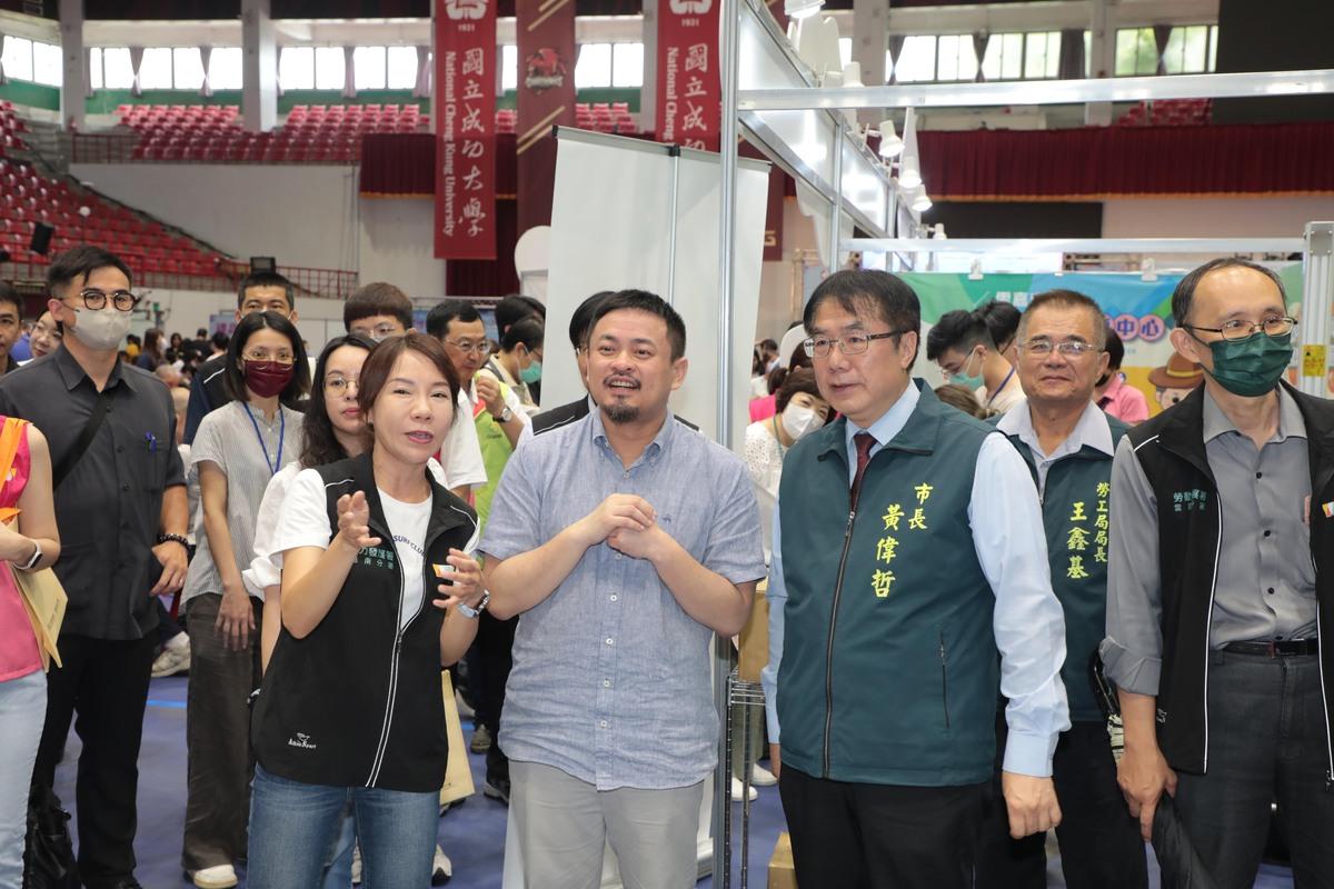 台南市長黃偉哲偕同勞動部部長洪申翰、行政院雲嘉南區聯合服務中心執行長劉米山、雲嘉南分署分署長劉邦棟到場巡視攤位，與求職者和廠商互動勉勵，展現中央與地方攜手促進就業的決心。 圖：台南市政府提供