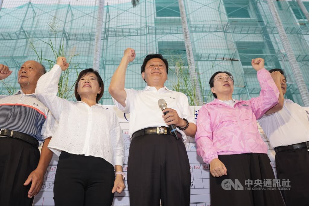中國國民黨籍立法委員傅崐萁（中）罷免案26日投開票，傅崐萁晚間5時46分自行宣布罷免案不通過。 圖:中央社提供