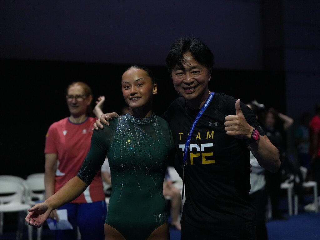 台灣、瑞典混血的體操女孩陳瑞安（左），27日在德國世大運女子競技體操的平衡木決賽鍍銀，開心的和教練鄭焜杰（右）擁抱慶祝。  圖/大專體總提供