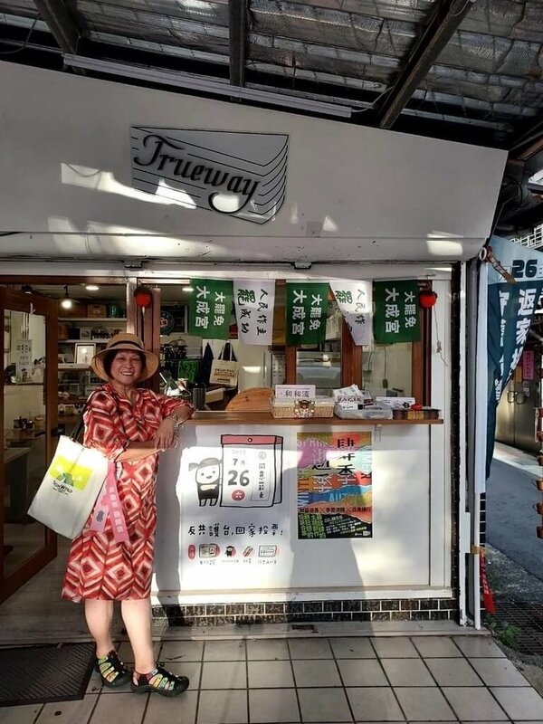 大溫哥華台灣同鄉會會長吳清桂響應「反共護台回家投票」，特地從加拿大飛回台灣支持大罷免，她看到年輕一代支持台灣的信念，覺得很欣慰。  圖/中央社