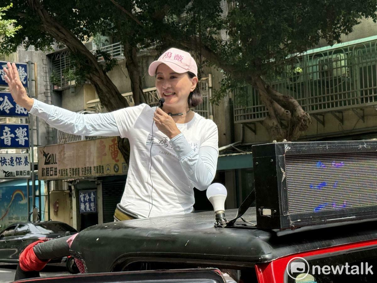 國民黨立委王鴻薇挺過罷免危機，今天一早啟動車掃謝票。 圖：周煊惠 / 攝