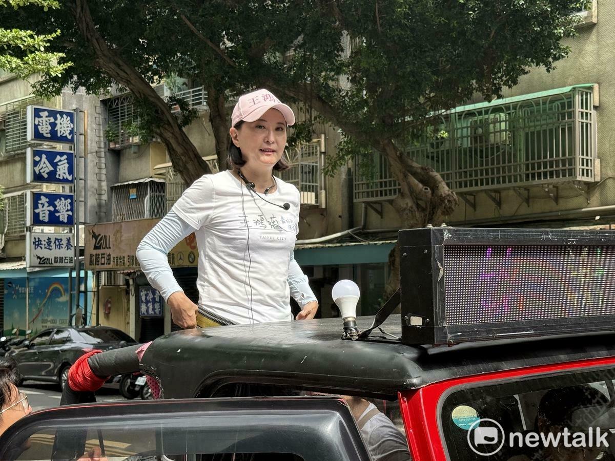 國民黨立委王鴻薇挺過罷免危機，今天一早啟動車掃謝票。 圖：周煊惠 / 攝