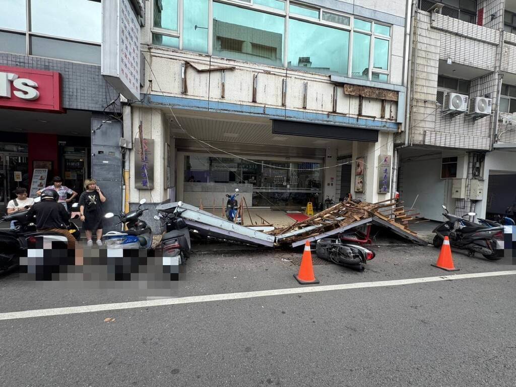 台中市太平區一家中醫診所於26日發生招牌因不明原因鬆脫掉落事件，導致下方6輛機車受損，所幸無人受傷。（民眾提供）中央社記者趙麗妍傳真  114年7月27日