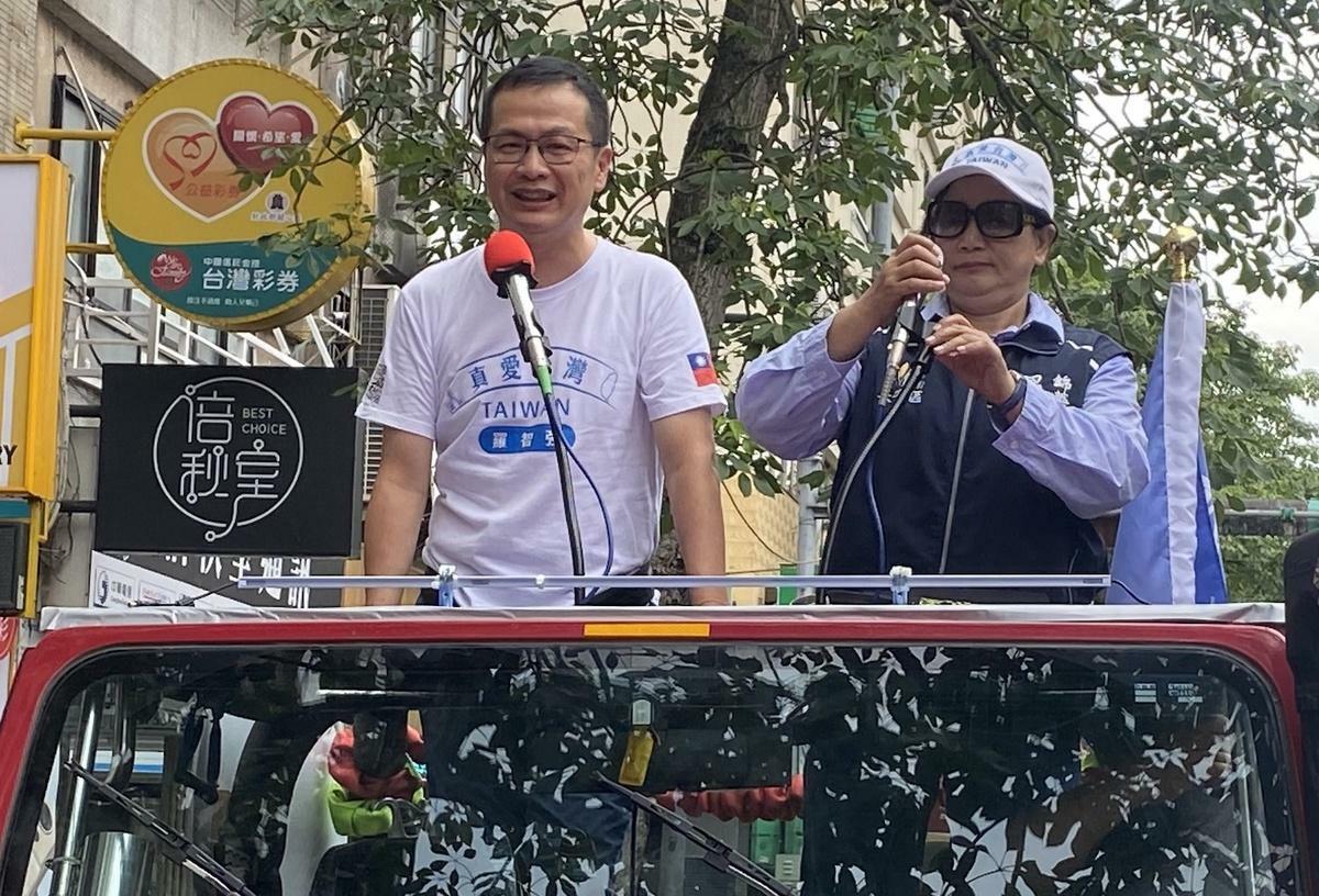 國民黨立委羅智強準備進行車掃 圖：林朝億/攝