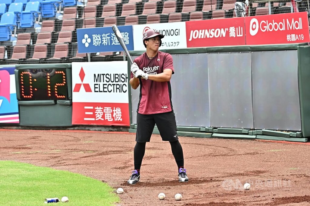 中華職棒樂天桃猿隊野手林立（圖）本季因腳傷影響出賽，桃猿隊27日在主場樂天桃園棒球場迎戰台鋼雄鷹隊，林立也隨隊練球，讓教練團確認狀況。中央社記者謝靜雯攝　114年7月27日