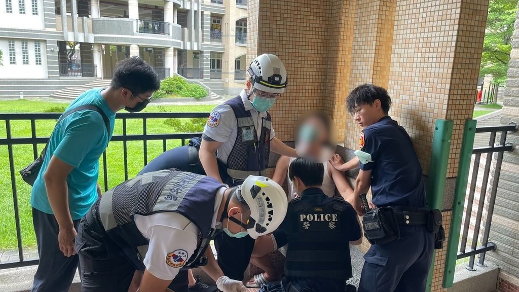 38歲王姓男子因案遭通緝，日前涉嫌竊走一台腳踏車，27日下午在高雄市苓雅區遭警方逮捕，緝捕過程中，王男持攜帶的美工刀劃傷脖子，所幸意識清楚，送醫治療無大礙，訊後被依竊盜等罪嫌移送法辦。（高雄市政府警察局苓雅分局提供）中央社記者張已亷傳真　114年7月27日