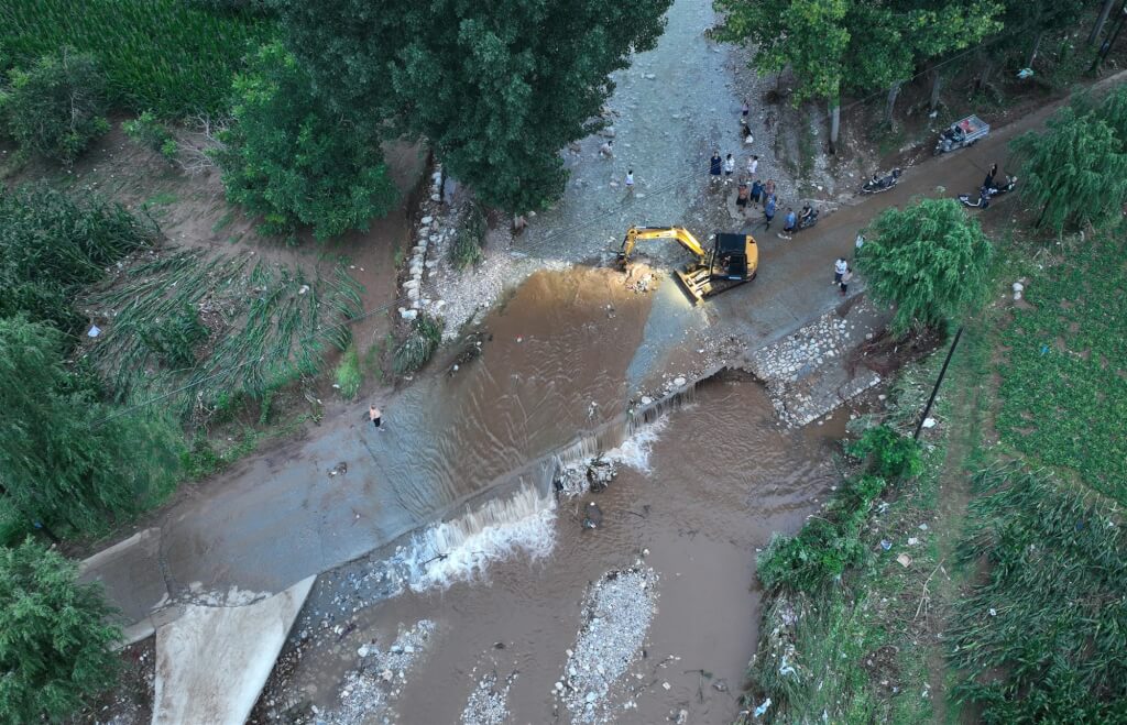中國河北易縣25日搶修受洪災影響道路。（中新社）